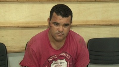 PISTOLEIRO - Homem é preso em flagrante usando pistola adulterada na rua - FOTOS