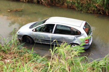 CENA DA CIDADE – Carro cai dentro de canal após motorista perder o freio