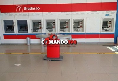 De estilingue, bandidos tentam arrombar caixa eletrônico do Banco Bradesco
