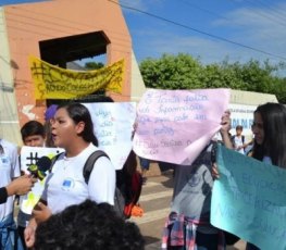 NÃO QUEREM – Alunos protestam contra instalação do colégio Tiradentes