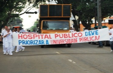 GREVE - Acadêmicos do curso de medicina da UNIR protestam nas ruas da capital contra reitoria - Confira fotos e vídeo