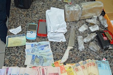 PM acaba com ponto de venda de droga e apreende maconha