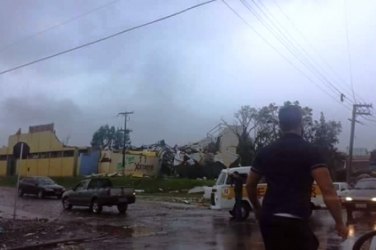 Tornado raro destrói cidade em Santa Catarina - VÍDEOS