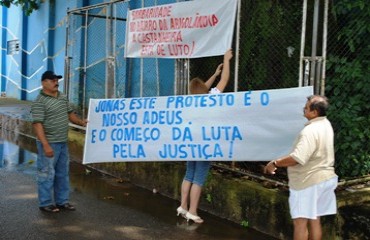 VIOLÊNCIA - Moradores do bairro Arigolândia protestam contra onda de assalto