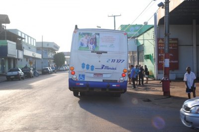 Colisão entre carro e ônibus deixa trânsito congestionado