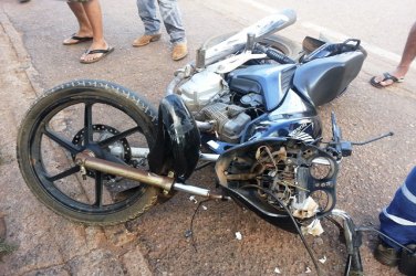 Motociclista perde os testículos em choque com caminhão