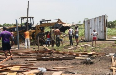 Ocupantes da área “ACREDITAR” retirados nesta manhã protestam em frente da Prefeitura de Porto Velho – Confira fotos e vídeo