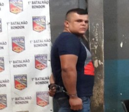 Homem é preso com duas armas após ameaçar cliente de conveniência