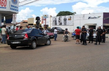 Veículo atropela e fere gravemente dois pedestres em cruzamento no centro de capital