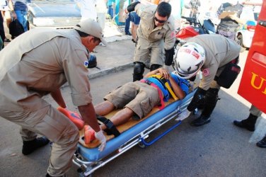 Motociclista desatento avança cruzamento e colide com carro