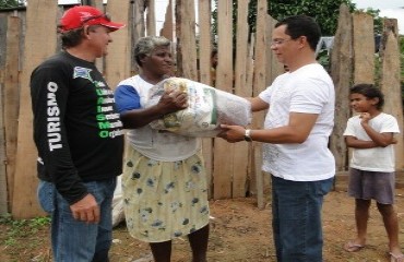 TRIBO DO MATO, Amazônia Adventure e Cel. Josenildo entregam alimentos no Candeias - Fotos