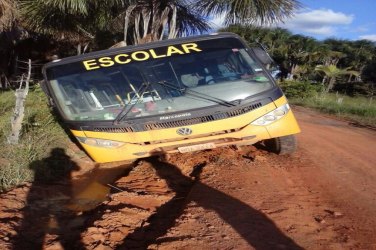 Ônibus escolares atolam durante trajeto para escolas