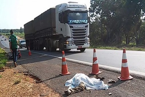 Motoqueiro morre após colisão com táxi na BR-364