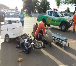 Motociclista sofre grave fratura ao se chocar com carro