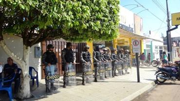 ARIQUEMES - Servidores da educação em greve realizam vigília em frente à casa do Governador