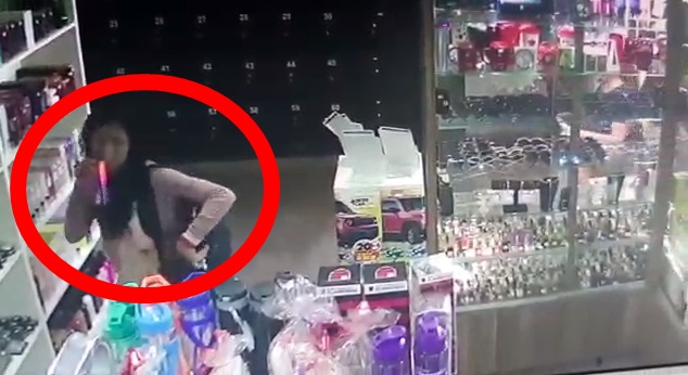 VEJA VÍDEO: Mulher com apoio de casal é flagrada furtando perfumes em supermercado