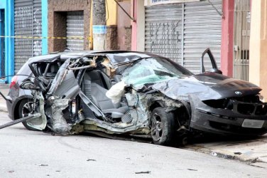 Jovem morre após BMW bater em poste