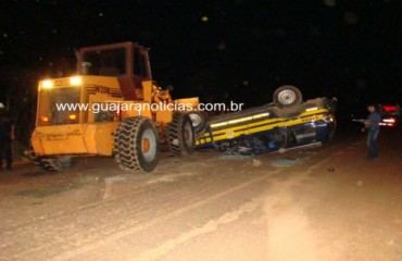 GUAJARÁ-MIRIM - Viatura da PRF colide carregadeira que transitava irregularmente na BR 425