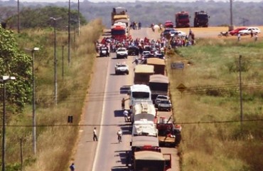 VILHENA - BR 364 é fechada pelo Movimento dos Pequenos Agricultores (MPA)