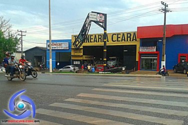 Carreta com excesso de carga derruba semáforo