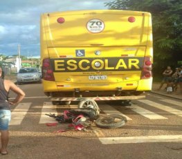 Motociclista morre após colisão em ônibus escolar