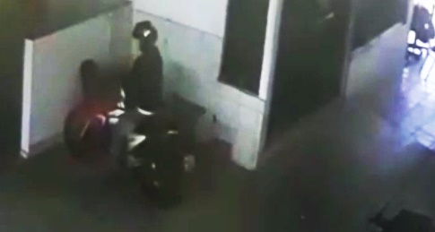 VÍDEO: Criminoso invade estacionamento do Crea e furta moto de servidor