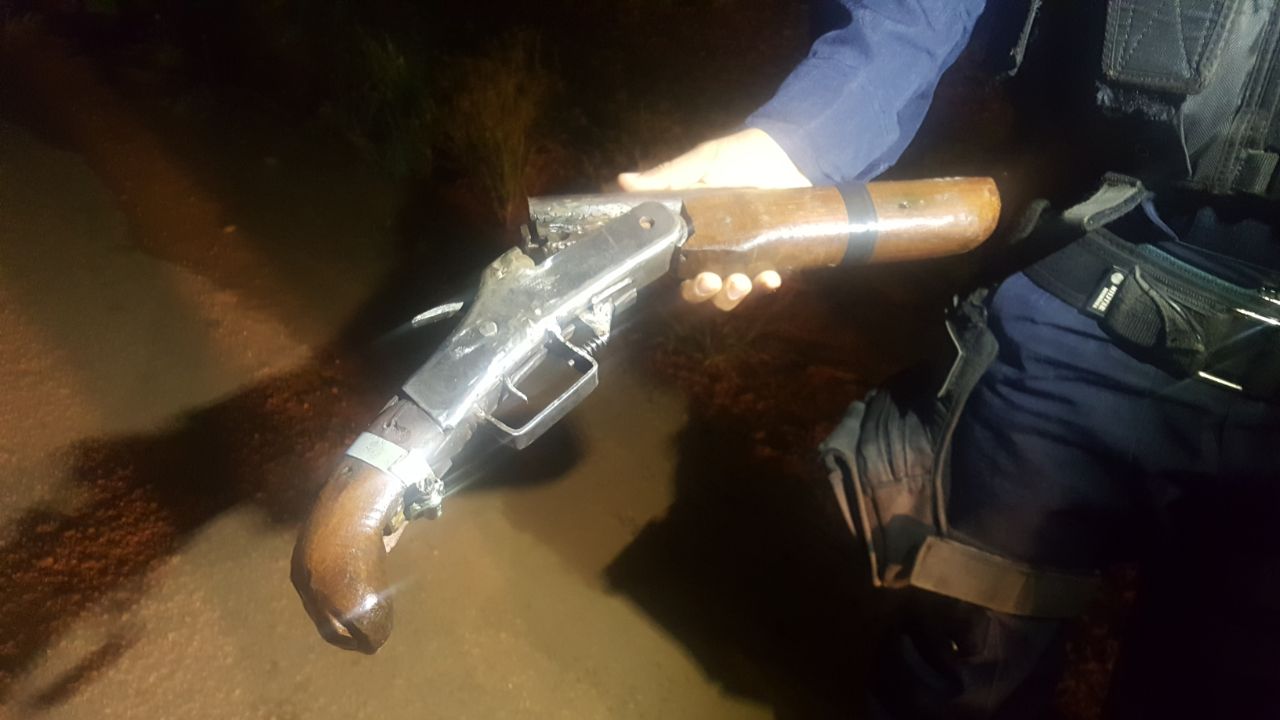 Casal de adolescente é apreendido portando escopeta