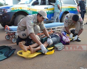 Caminhão falta freio e acerta casal em cruzamento