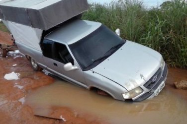 Imagens mostram estrada “engolindo” carro