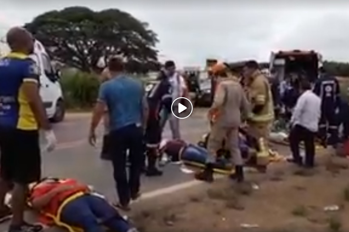 VEJA O VÍDEO: Ônibus com grupo de evangélicos tomba e deixa 11 vítimas