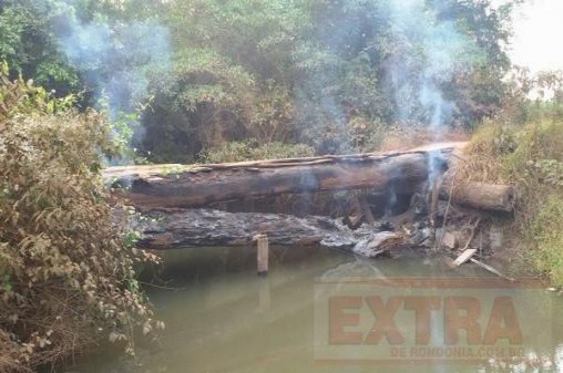 População se revolta com prefeito e queima ponte 