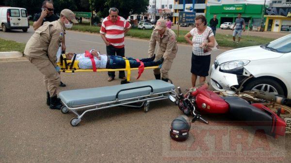 Motociclista fica ferido ao ser atingido por carro em rotatória