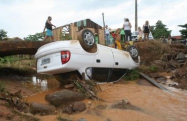 JARU – Carro cai de cima de ponte 