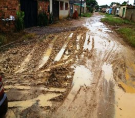 Moradores clamam ajuda da prefeitura e pedem melhorias em rua