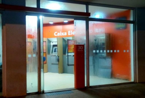 Bandidos tentam arrombar caixa eletrônico em agência bancaria