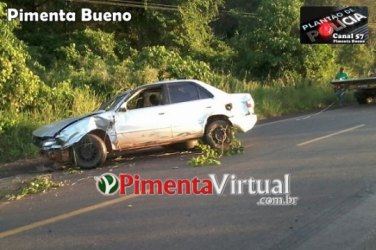 Carro capota após motorista perder o controle da direção 