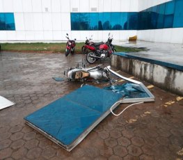 DESTRUIÇÃO: Vidraças do CPA desabam sobre motocicletas
