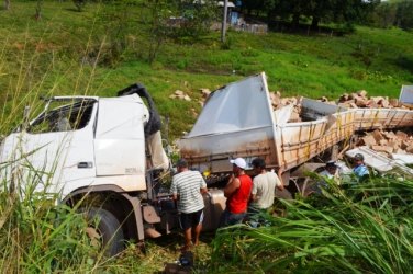 JARU - Carreta tomba em  curva perigosa na BR-364