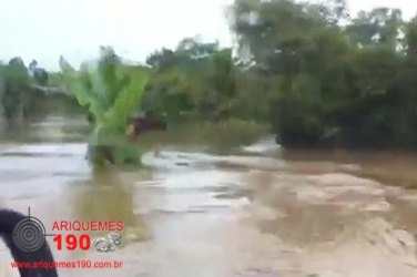 Após forte chuva riacho transborda e erosão abre cratera na BR