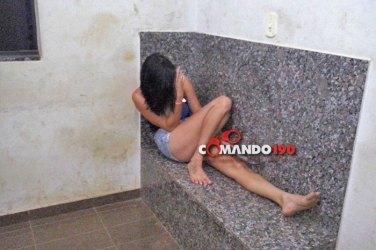 Mulher embriagada causa acidente e problemas aos policiais