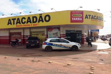 Bandidos armados assaltam e atiram em farmácia na capital