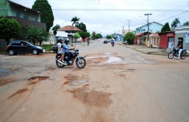 RISCO - Buraqueira em cruzamento causa transtorno a condutores na capital - Fotos