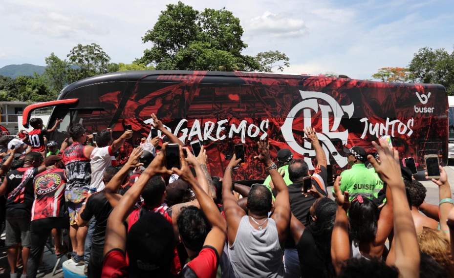 OUTRO PATAMAR: Com festa da torcida, Flamengo embarca rumo ao Mundial de Clubes no Catar