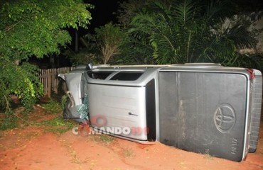 JI-PARANÁ  - Assaltantes roubam caminhonete  e capota durante fuga