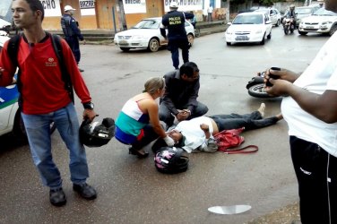 FALTA DE ATENÇÃO - Colisão entre motos deixa mulher com fratura no pé