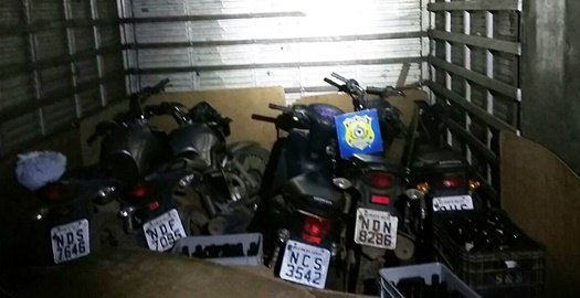 Agentes da PRF apreendem caminhão carregado de motos roubadas