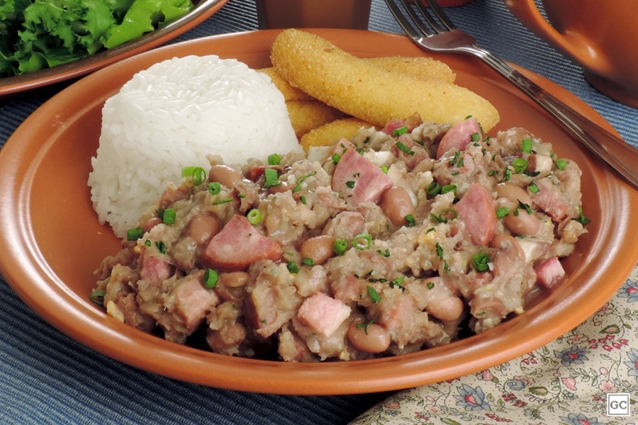 PRATO PERFEITO: Receita saborosa de Feijão-tropeiro com banana frita