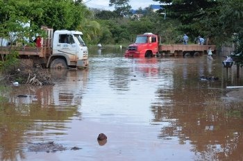 JARU - Rio Jaru sobe 2,94 metros em 24 horas e deixa famílias desabrigadas