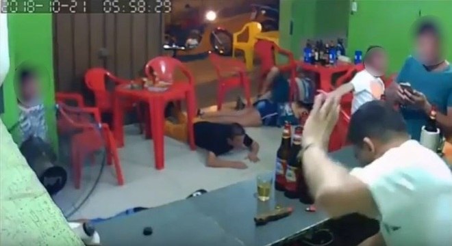 VÍDEO: Homem fica no celular e não percebe assalto