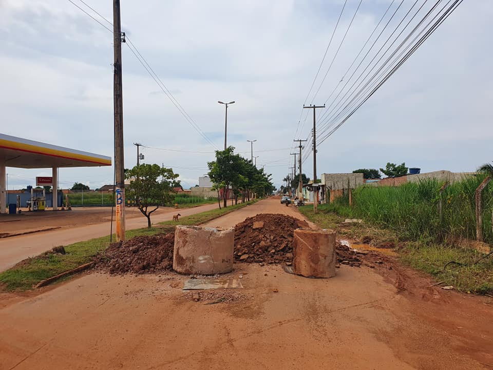 DE QUALQUER JEITO: Barricada montada na Mamoré traz risco de acidente e prejuízo à comunidade